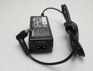 art. poleasingowy Toshiba Oryginalny Zasilacz Toshiba 19V 2.37A 45W - 5.5mm x 2.5mm 2