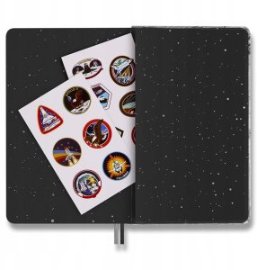 Moleskine Zestaw NASA: 2 przypinki + 1 notes L w linie + 4 ołówki (MS-9277543) 5