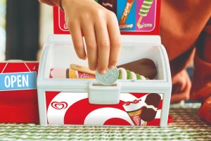 Casdon Ice Cream Parlour Ice Cream Shop for Play Ice Cream on a Stick Algida + Accessories (32150) 3