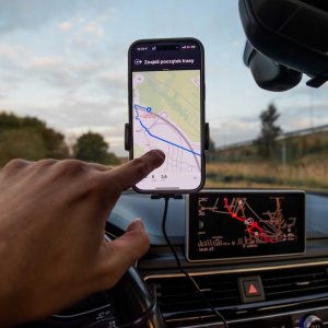 spacecase Uchywt Na Telefon Do Samochodu AutoLock z ładowarką indukcyjną QI 15W czarny 5