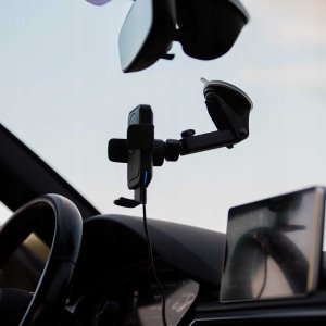 spacecase Uchywt Na Telefon Do Samochodu AutoLock z ładowarką indukcyjną QI 15W czarny 9