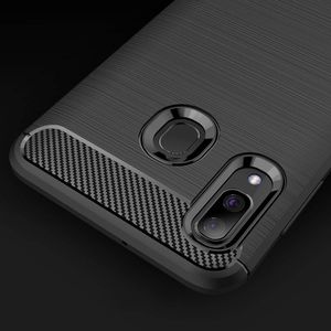 Hurtel Carbon Case elastyczne etui pokrowiec Samsung Galaxy A40 czarny uniwersalny 4