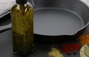 Patelnia HTI Żeliwna 25cm 3