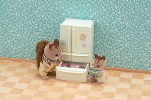 Figurka Epoch Sylvanian Families Wiejska kuchnia z lodówką 5