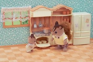 Figurka Epoch Sylvanian Families Wiejska kuchnia z lodówką 6