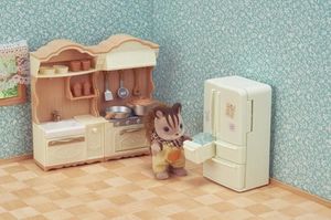 Figurka Epoch Sylvanian Families Wiejska kuchnia z lodówką 7
