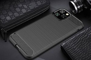 Hurtel Carbon Case elastyczne etui pokrowiec iPhone 11 czarny uniwersalny 8