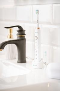 Szczoteczka Oromed Oro-Sonic Biała 4