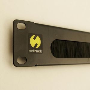 NetRack panel maskujący z przepustem szczotkowym 20mm do szafy 19'', 1U, czarny 1