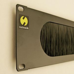 NetRack panel maskujący z przepustem szczotkowym 60mm do szafy 19'', 2U, czarny 1