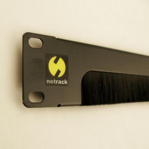 NetRack panel maskujący z przepustem szczotkowym 25mm do szafy 19'', 1U, czarny 1