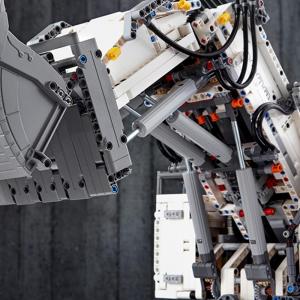 LEGO Technic Koparka Liebherr R 9800 (42100) 14