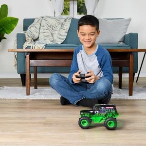 Spin Master Monster Jam 1:24 na radio Gravedigger 6