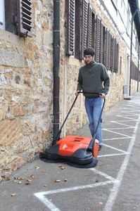 Haaga 677 ZAMIATARKA ELEKTRYCZNA AKUMULATOROWA RĘCZNA PROWADZONA URZĄDZENIE SPRZĄTAJĄCE Z SYSTEMEM TURBO 77cm 9