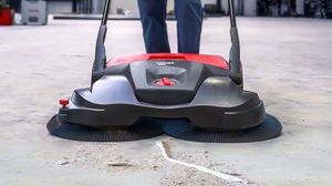 Haaga 677 ZAMIATARKA ELEKTRYCZNA AKUMULATOROWA RĘCZNA PROWADZONA URZĄDZENIE SPRZĄTAJĄCE Z SYSTEMEM TURBO 77cm 10