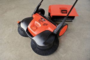 Haaga 697 ZAMIATARKA ELEKTRYCZNA AKUMULATOROWA RĘCZNA PROWADZONA URZĄDZENIE SPRZĄTAJĄCE Z SYSTEMEM TURBO 97cm OO-OTHHA697 2