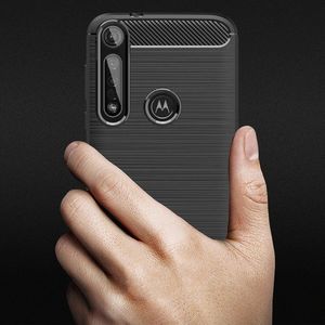 Hurtel Carbon Case elastyczne etui pokrowiec Motorola One Macro czarny uniwersalny 6