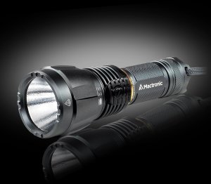 Latarka MacTronic Latarka ręczna, Blitz K3, 3000lm, ładowalna, zestaw (akumulator, zasilacz AC 230V, pasek na rękę), walizka 2