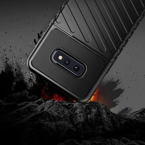 Hurtel Thunder Case elastyczne pancerne etui pokrowiec Samsung Galaxy S10e czarny uniwersalny 5