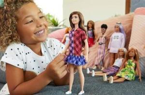 Lalka Barbie Mattel Fashionistas Modne Przyjaciółki - sukienka w kratkę (GHW53) 4