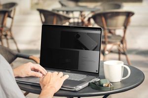 Filtr Moshi Moshi Umbra - Folia ochronna na ekran MacBook Pro 16 z filtrem prywatyzującym (czarna ramka) 11