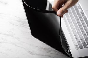 Filtr Moshi Moshi Umbra - Folia ochronna na ekran MacBook Pro 16 z filtrem prywatyzującym (czarna ramka) 8