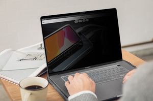 Filtr Moshi Moshi Umbra - Folia ochronna na ekran MacBook Pro 16 z filtrem prywatyzującym (czarna ramka) 9