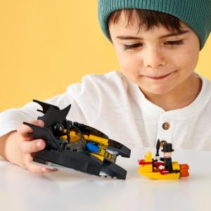 LEGO DC Pościg Batłodzią za Pingwinem (76158) 10