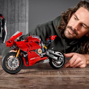 LEGO Technic Ducati Panigale V4 R (42107) 2