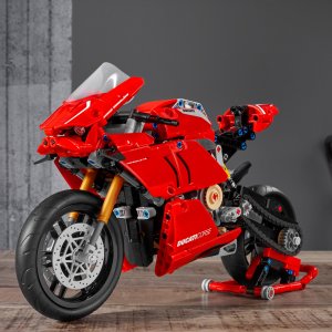LEGO Technic Ducati Panigale V4 R (42107) 4