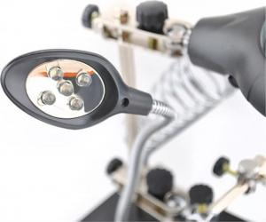 Iso Trade Uchwyt trzecia ręka z podświetleniem LED i lupą 3