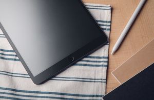 Moshi Moshi iVisor AG - Ochronna folia anty-refleksyjna iPad 10.2 / Air Pro 10.5 (czarna ramka) uniwersalny 8