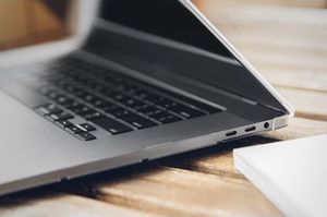 Etui Moshi iGlaze 16" Przezroczysty 9