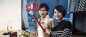 Selfie stick Momax Momax Selfie Hero - Uniwersalny kij do selfie + pilot Bluetooth (100 cm) (Black/Blue) uniwersalny 7