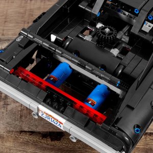 LEGO Technic Dom's Dodge Charger (42111) 6