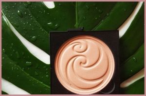 Living Nature Puder prasowany rozświetlający Light 2