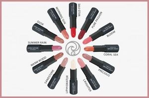 Living Nature 100% nawilżający balsam do ust Lush 14 4