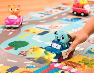 B.Toys Miękkie autko sensoryczne radiowóz z pieskiem Land of B. 7