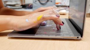 Moshi Moshi ClearGuard 12 - Nakładka na klawiaturę MacBook 12 / MacBook Pro 13 bez Touch Bar (EU layout) 9