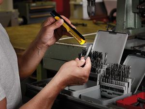 Latarka Brennenstuhl Latarka / Lampa LED HL 100 z klipsem i magnesem na zacisku 107+10lm 1175990010 2