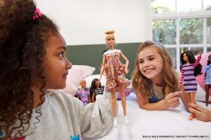 Lalka Barbie Mattel Fashionistas Modna przyjaciółka -  Sukienka w połyskującą kratę (FBR37/GHW56) 4