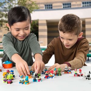 Figurka Spin Master Tech Deck Dudes zestaw 2 figurek deskorolkarzy z białym pudełkiem-ekspozytorem 8