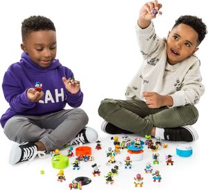 Figurka Spin Master Tech Deck Dudes zestaw 2 figurek deskorolkarzy z zielonym pudełkiem-ekspozytorem 9