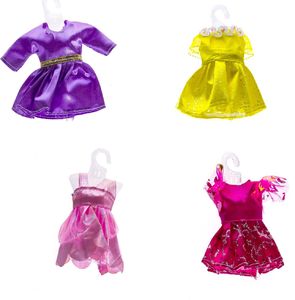 Pepco lalka mini 14 cm z 4 ubrankami -jasne 3