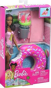 Lalka Barbie Barbie Lalka Barbie GHT21 (AA) i zestaw do zabawy z pierścieniem do pływania, stołem i nie tylko 5