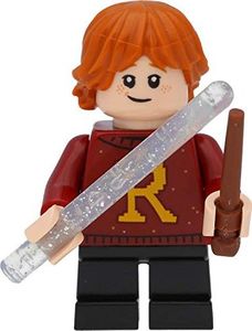 LEGO Minifigurka Harry Potter: Ron Weasley (ciemnoczerwony sweter z R) z różdżkami 1