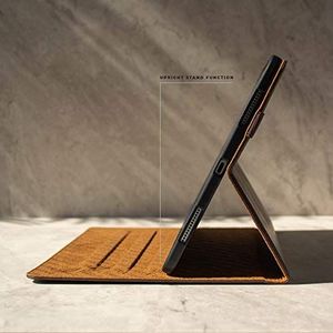 Etui na tablet Torro Skórzane etui TORRO Kompatybilne z Apple iPad 10,2 wysokiej jakości skórą 7. generacji z [wytrzymałą podstawą] [różnymi kątami patrzenia] [włączanie / wyłączanie] Edycja 2019 (ciemnobrązowa) 8
