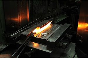 WMF Nóż do chleba Chef's Edition podwójnie ząbkowany 37 cm, nóż wielofunkcyjny, specjalna stal ostrza, kuty nóż, cięcie wydajności, drewniana obudowa, ostrze 24 cm 2