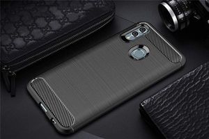 Hurtel Carbon Case elastyczne etui pokrowiec Huawei P Smart Plus 2019 / Honor 10 Lite czarny 2