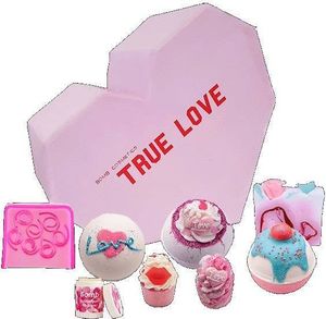 Bomb Cosmetics BOMB COSMETICS_True Love Gift Box zestaw kosmetyków Kula Musująca 3szt + Mydełko Glicerynowe 2szt + Maślana Babeczka 2szt + Balsam do ust 1